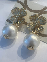 Load image into Gallery viewer, “Florence” Pearl and Flower Earring